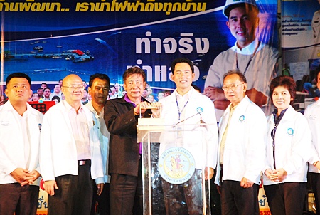 Mayor Itthiphol Kunplome along with Somsak Pittayapongporn, manager of the Provincial Electricity Authority in Pattaya, and Pattaya councilors jointly flick the switch to turn on the power on Koh Larn. 
