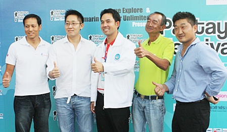 Mayor Itthiphol Kunplome (center), TAT Pattaya office director Niti Kongkrut (2nd right) and friends announce the Pattaya Dive Festival will take place Nov. 13-14. 
