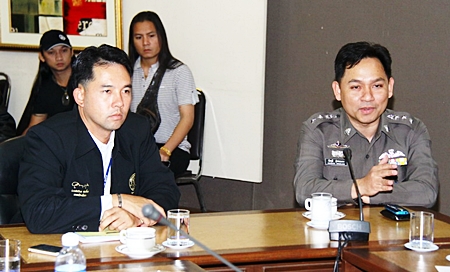 Mayor Itthiphol Kunplome (left) and Pattaya Police Superintendant Nanthawut Suwanla-Ong (right) meet with bar owners about the possibility of extending closing hours within Pattaya. 