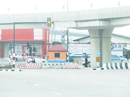 Pattaya officials plan to create a U-turn lane just past the end of the highway to relieve congestion on Sukhumvit Road caused by the northbound intersection under the Highway 7 overpass in North Pattaya being closed.