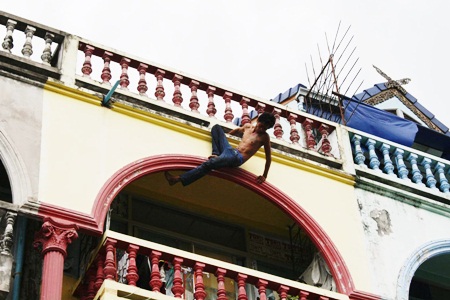 After stabbing his boss, Sa-nga Konglom jumped from a 4th floor balcony. 