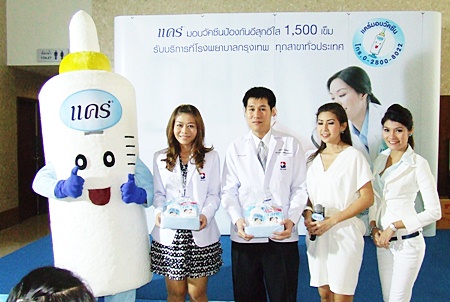 (L to R) Dr. Pasinee Chansoon, pediatrician for children’s allergies and dermatology, and Wuthisak Nimmalungkun of Bangkok Hospital Pattaya and friends announce the promotion. 