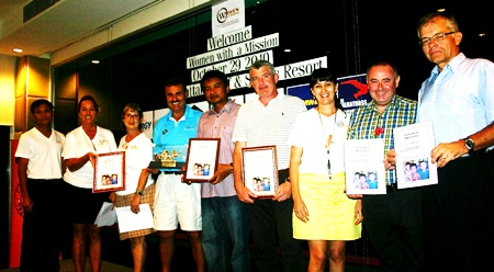 The main sponsors receive certificates of appreciation from the tournament organizers: (left to right) Khun Thanee (WWM), Rosanne Diamente (WWM), Bronwyn Carey (WWM), Mike Diamente (Dana Spicer), Peera Thaweechart (Albatross Logistics), Mark Delaney (GAC Thailand), Kylie Grimmer (WWM), Shaun Burke (Cromwell-Tools) and Rainer Doerrheide (Continental Automotive).