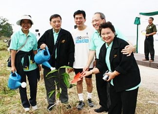 Chatchawal Supachayanont (2nd right), general manager of Dusit Thani Pattaya is seen with Dr. Jiraphol Sindhunava (middle), vice-president of the Green Leaf Foundation and other officials after planting a young tree during the “We Care for Trees” campaign.