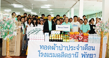 Chatchawal Supachayanont leads hotel staff, management and guests in merit-making by bringing donations to the Jittapawan College, the resort’s monthly gesture as part of its corporate social responsibility.