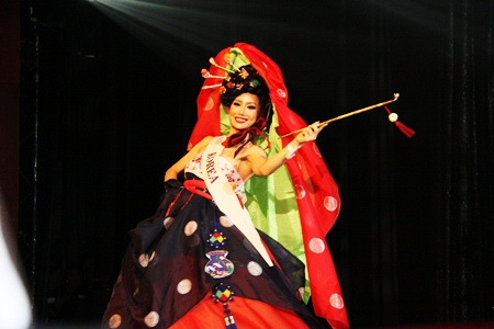 South Korean Minnie Han was also named winner of the Best National Dress award. 