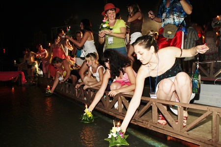 Hundreds of tourists choose Nong Nooch Tropical Gardens to enjoy Loy Krathong.