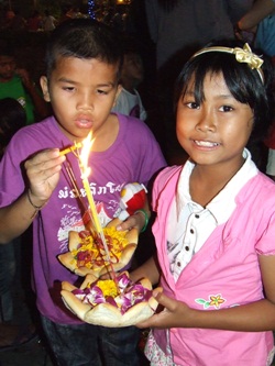 Children float their ‘bread’ krathongs.