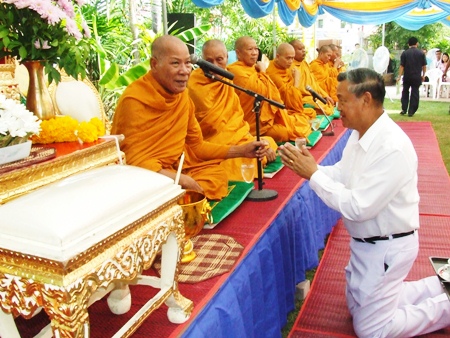 General Knit Permsub pays his respects to Phra Khru Visuthipiyakorn.