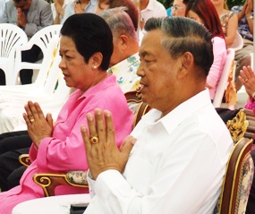General Kanit and Khunying Busyarat chant the Holy Scriptures during the religious ceremonies.