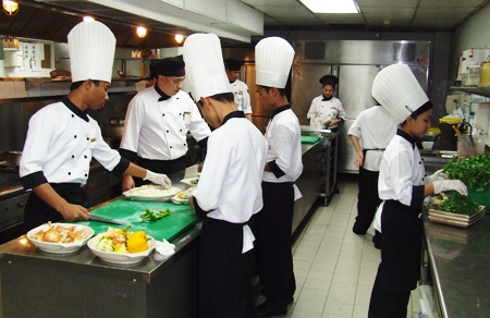 Four teenagers from one of Tracy’s projects are taken in by Marriott Resort & Spa (Bangkok) Executive Chef Jai Krishnan Govindan, who for the last 3 months has been giving them a basic grounding in working in the kitchens of a world class hotel.