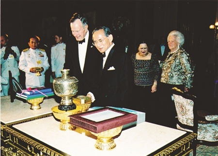 On December 11, 2006, His Majesty the King hosted a dinner reception at the Chakri Throne in the Royal Palace for visiting former US president, Gorge Bush and his wife, on the occasion of their visit to Thailand as guests of honor representing the US President to pay their respects to HM the King on the 60th anniversary of his ascension to the throne.