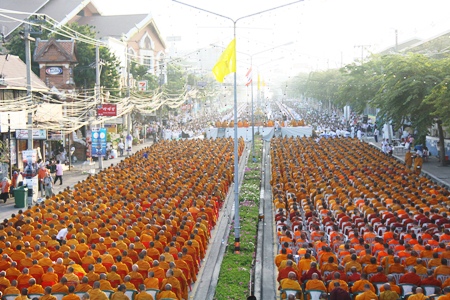 (Above and Below) North Pattaya Road is a sea of saffron as 2000 monks gathered to pray for peace and tolerance amongst the peoples of the world.