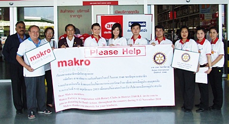 On November 14, at Makro Pattaya Branch, Rotarians and store management attended a simple ceremony to hand over public donations for distribution to victims of natural disasters throughout Thailand. 