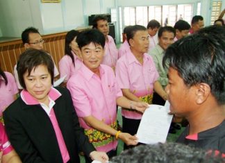 Chonburi Gov. Wichit Chatpaisit (2nd left) and Chonburi officials begin distributing relief to mussel farmers affected by the October 2009 typhoon, Ketsana.