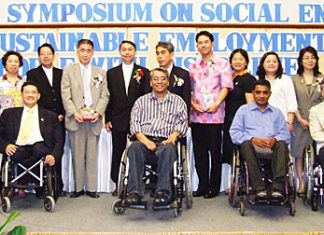 Socially responsible members of the community gather for a commemorative photo after meeting at Diana Garden Resort for an international symposium on sustainable employment of people with disabilities.