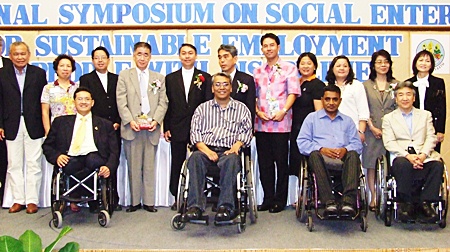 Socially responsible members of the community gather for a commemorative photo after meeting at Diana Garden Resort for an international symposium on sustainable employment of people with disabilities. 