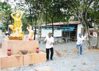 Residents of Sattahip’s Moo 6 neighborhood clean up the Yenruedee Dhamma House and neighboring area.