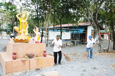 Residents of Sattahip’s Moo 6 neighborhood clean up the Yenruedee Dhamma House and neighboring area. 