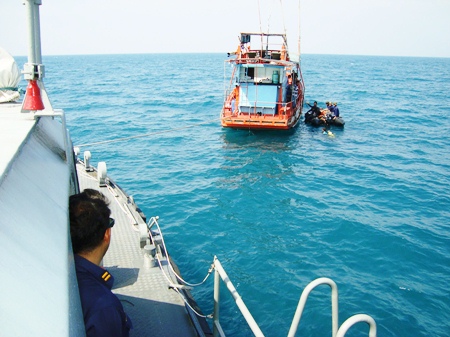 Navy divers search for the body of Sattahip Naval Base employee Suthisak Nundee. 