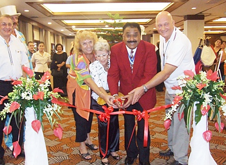 Past District Governor Peter Malhotra (2nd right) was guest of honour at the opening ceremony. Seen helping Peter to cut the ribbon are PP Marlies Fritz, Marianne Büsch Biel, and President Jan Abbink of the Rotary Club Eastern Seaboard. At left are PE Carl Dyson and PAG Stefan Ryser. 