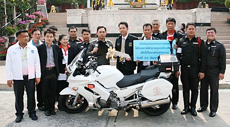 Mayor Itthiphol Kunplome (center right) hands over the symbolic keys to the new motorcycle to Pol. Col. Nanthawut Suwanla-Ong (center left). 