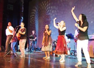 Performers from Los Angeles celebrate the true meaning of Christmas through music and song for Pattaya’s children.
