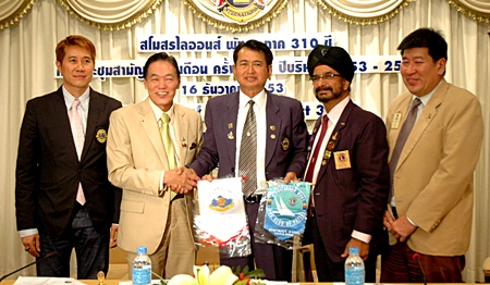(L to R) Banjong Banthoonprayook, Assistant Governor District 310 C, President of the Lions Club of Singapore East Ricardo Soh, Lions Club of Pattaya President Pol. Lt. Somchai Tongsook, Lions Club of Pattaya 1st Vice President Montri Sachdev, and Capt. Sylvester Heng, Past District Governor of District 308-A1 exchange club flags.