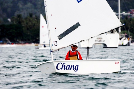 Anapat Ngarmdee leads from the front in the Optimist Class Phuket Dinghy Series at the 2010 Phuket King’s Cup Regatta. (Photo/Duncan Worthington) 