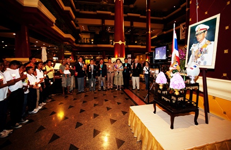 A candlelight ceremony was held to honour His Majesty the King’s birthday at Kata Beach Resort. (Photo/Guy Nowell)