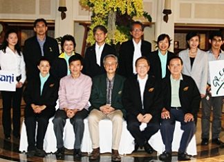 (Seated, L to R) Yaowaluck Hotarapavanont; Dr. Jiraphol Sinthunava, vice-president of Green Leaf Foundation; Dr. Suvit Yodmani, president of the Green Leaf Foundation; Chatchawal Supachayanont, general manager of Dusit Thani Pattaya who represented THA-E and Wiwat Pongburanakit, also of the Green Leaf Foundation.