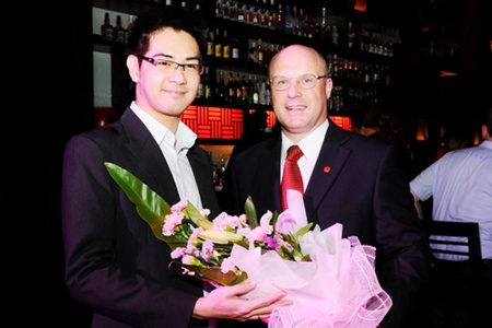 David Cumming (right), general manager of Amari Orchid Pattaya welcomes Bangkok celebrity Kittithep Thephussadin Na Ayuthaya (left), who was in town and dined at the elegant and sophisticated Mantra Restaurant & Bar.