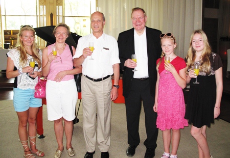Philippe Delaloye (3rd left), GM of the Pullman Pattaya Aisawan Hotel welcomes Paavo Lipponen (3rd right), former prime minister and former president of parliament of Finland and his lovely family to the hotel during their visit for a well earned vacation.