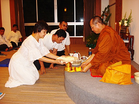 Harald Feurstein (right), general manager of Hilton Pattaya, along with Dhaninrat Klinhom, marketing communications manager and Wannalekha Wangsupa, executive secretary, bring New Year wishes to Niti Kongkrut (left), director of the Tourism Authority of Thailand (TAT) Pattaya Office, as a token of gratitude for their valuable support to the hotel during the year.
