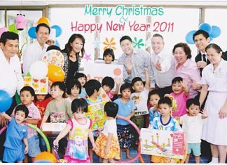 Rungthip Suksrikarn (5th left), Vice President of Sunbeam Hotel Pattaya, along with Somchai Pornjindarak (4th right), MD of Bangkok Gems and Jewellery Fair welcome Alongkorn Polbutr (centre), deputy minister of the Ministry of Industry who presided at the recent Vintage Farewell Party at the hotel.