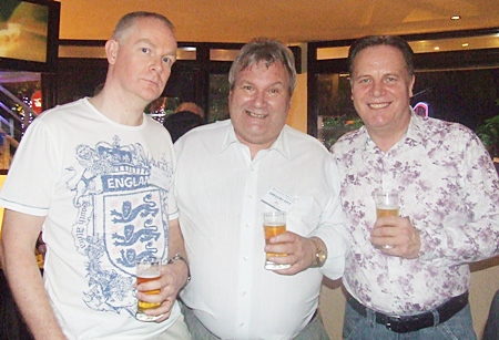 Paul Melling, Standard Chartered Bank (Thai) and Gregory Pitt, Managing Director Mackenzie Smith, chat over a beer with Civil Engineer Simon Matthews.