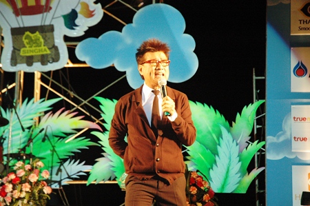Singer Paiboon Kiewkaew gives a fun-filled performance.