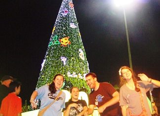 Foreign guests certainly enjoy the festival.