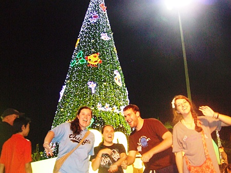 Foreign guests certainly enjoy the festival.