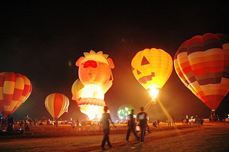 “Flying Fantasy” was the theme for this year’s 4th annual Pattaya International Balloon Festival.  Some 50 balloons from all over the world took part, adding a rainbow of color to the Pattaya sky.  