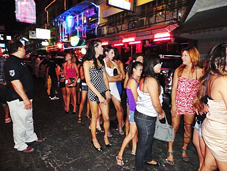 24 methamphetamines users were arrested and taken to Pattaya Police Station for processing. 