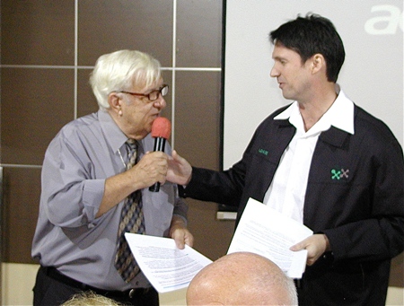 MC Roger Fox introduces fellow member Gavin Waddel, International Marketing Executive for Phayathai Sriracha Hospital, to introduce the guest speaker Dr. Montien Sirisuntornlak for his talk on osteoporosis.