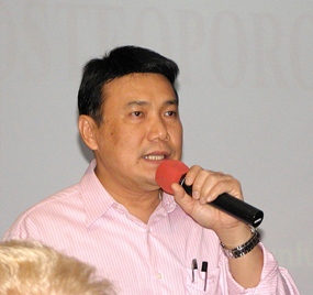 Dr. Montien explains the causes of osteoporosis, diagnosis and risk factors, and how to treat it.  Phayathai Sriracha Hospital supplemented Dr Montien’s talk with free bone density checks for PCEC members.