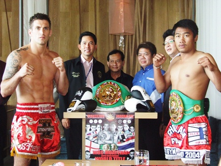 England’s Steve Wakeling, left and Thailand’s reigning world champion, Jaochalam, right, pose with Pattaya City Mayor Ittiphol Khunpluem at the official press announcement for the fight, held at the Hilton Hotel, Pattaya on Tuesday, Jan 4. 