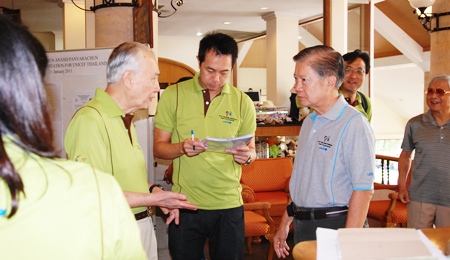 Former Thai Premier H.E. Anand Panyarachun, 2nd left, talks to tournament organizers prior to the start of play.