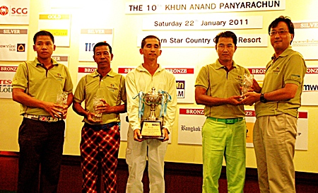 This year’s champions, the Eastern Star Real Estate team, receive their trophies from Tomoo Hozumi (right), the UNICEF Country representative for Thailand.