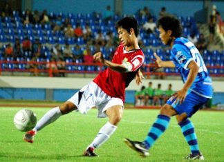 United skipper Tasanapong Muadarak, left, shoots past a ‘Sharks’ defender during the second half of their FA Youth Cup match on December 28 in Chonburi.