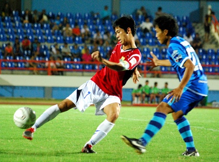 United skipper Tasanapong Muadarak, left, shoots past a ‘Sharks’ defender during the second half of their FA Youth Cup match on December 28 in Chonburi. 