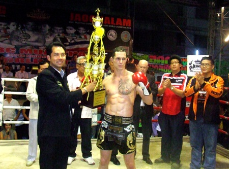 Germany’s Andi Rogner receives the winner’s trophy from Mayor Ittiphol after winning the 4-man “1-King” knockout tournament.