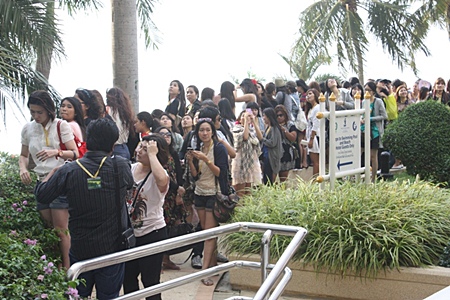 Left, the Korean superstars’ fan clubs were waiting to cheer their heroes. 